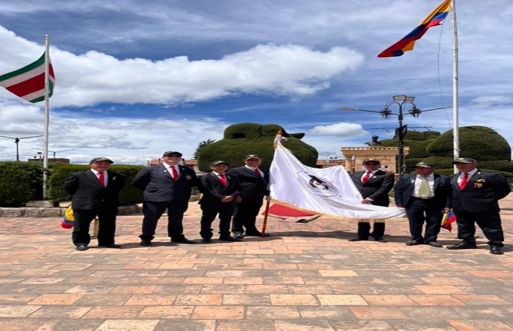 Ceremonia del Día del Veterano en el parque principal de Tópaga