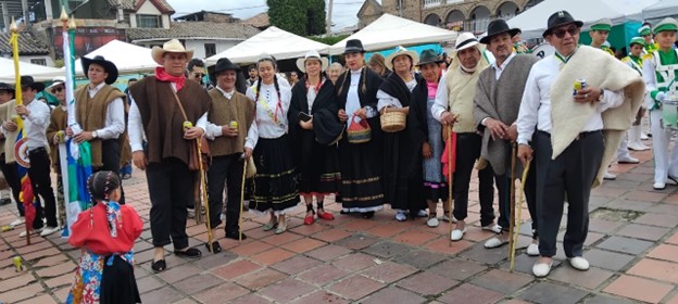 Carrozas de ASOVEMON en el desfile de aniversario de Mongua